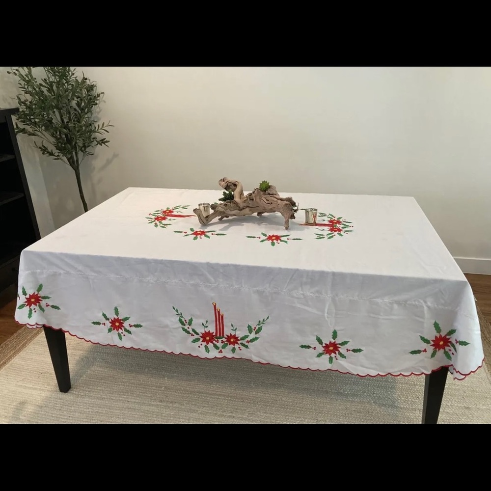Pre-owned White linen Christmas tablecloth with cocktail napkins.